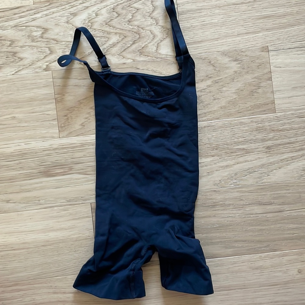 Skims bodysuit worn a few times comes with original Box!